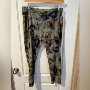 Calis by Carrie Underwood, XXL leggings 81% nylon 19% Lycra. Cameo pattern/color